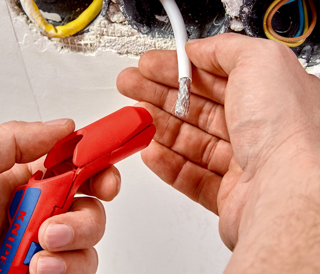 Cable stripping tool