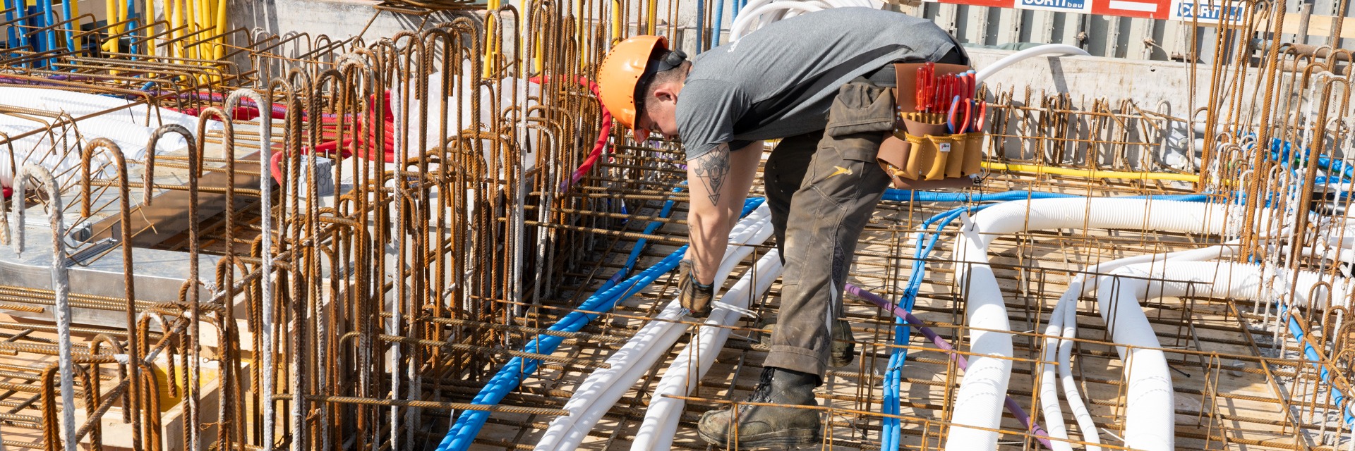Kabelschutz und Installation auf der Baustelle